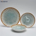 Zestaw zielonych talerzy w restauracji Mint