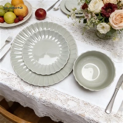 Wspaniałe ceramiczne naczynia stołowe z karbowaną zielenią szałwiową
